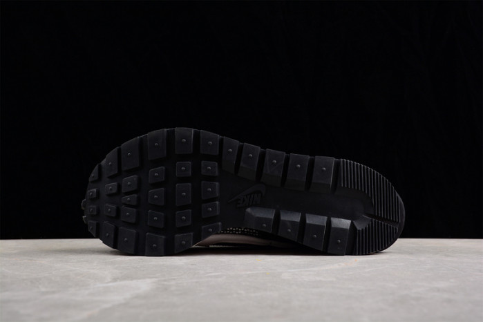 nike vaporwaffle sacai black white cv1363-001