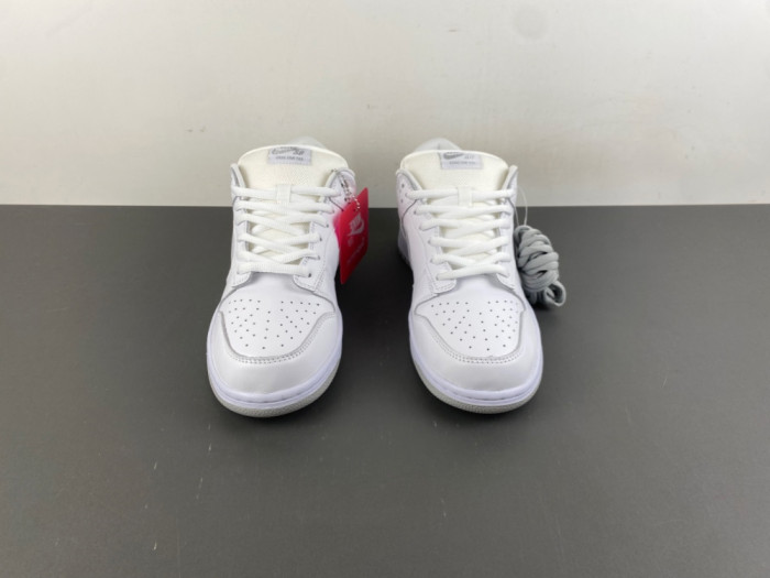 Nike SB Dunk Low 94 White Metallic Silver HQ8487-100