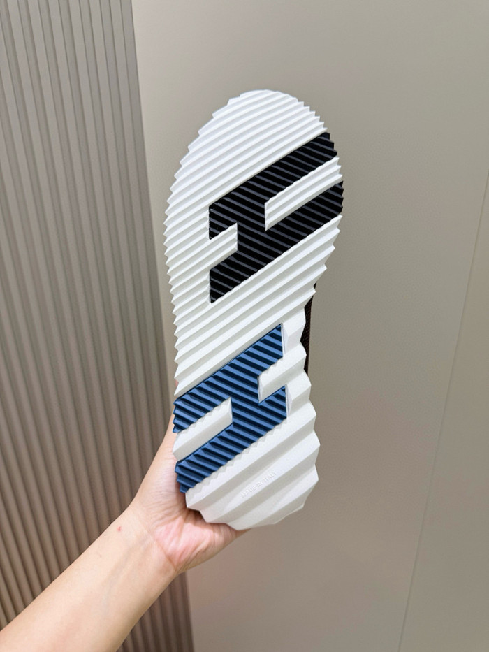 H**me5 snekaers hm098